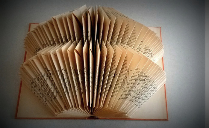 Buch Kunst, Kunst aus alten Büchern, Book Folding, Buch Recycling. Die Book Art Künstlerin Dorothea Koch beschreibt den verschiedenen Techniken zur Gestaltung von neuen Kunstwerken aus alten Büchern.
