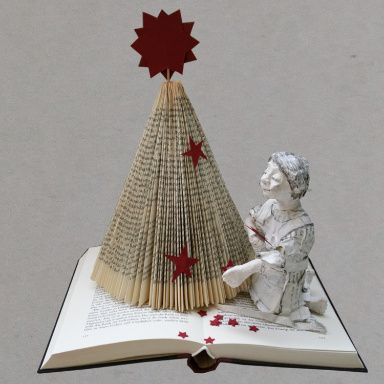 Weihnachtsbaum aus Buch falten, einfache Schritt für Schritt Anleitung.