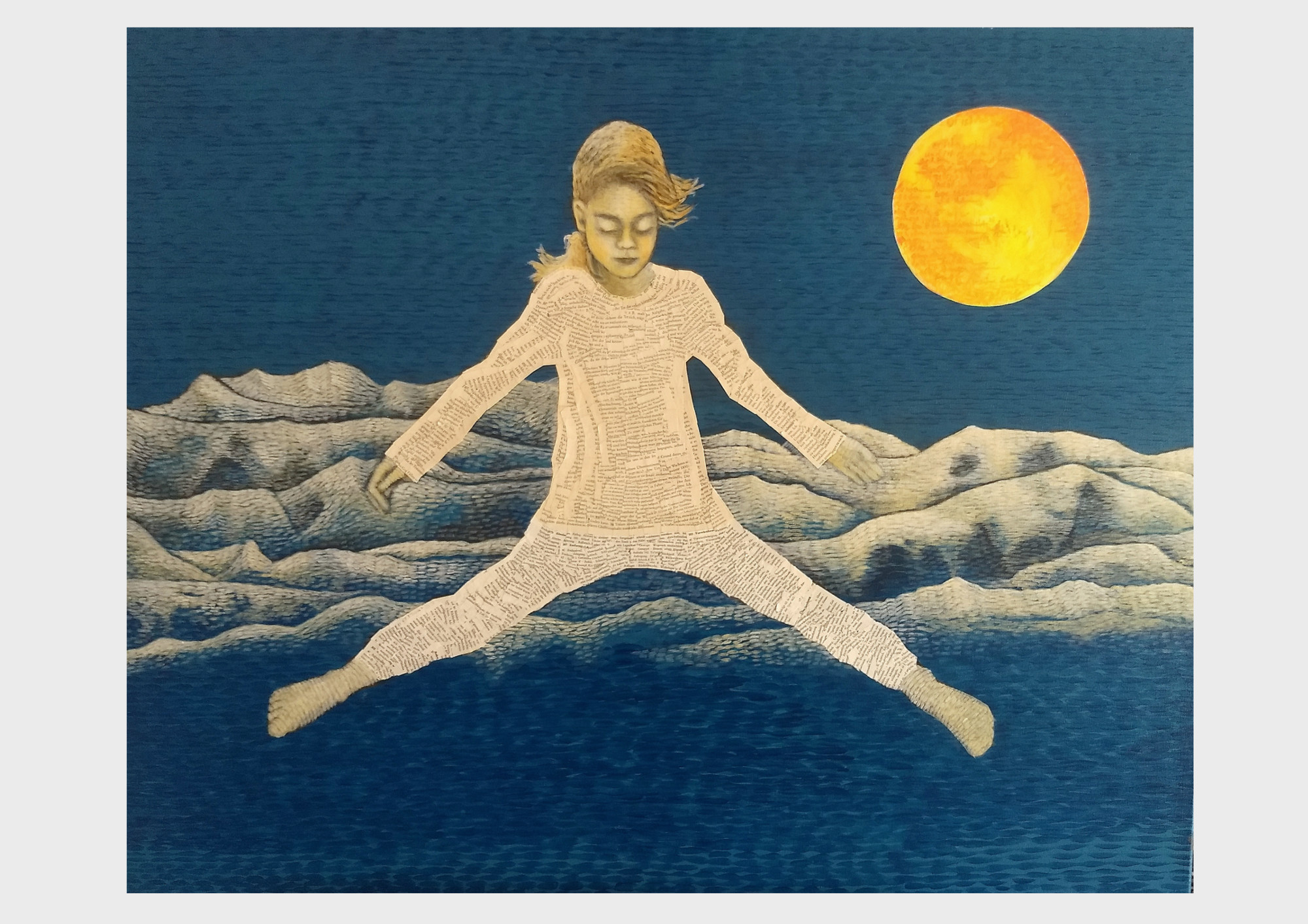 Kunst aus alten Büchern. Blaues Acrylbild mit Collage Elementen aus alten, zerliebten Büchern. Ein Mädchen gleitet über dem Gebirge durch den blauen Himmel und träumt von einem Buch: Peter Pan.