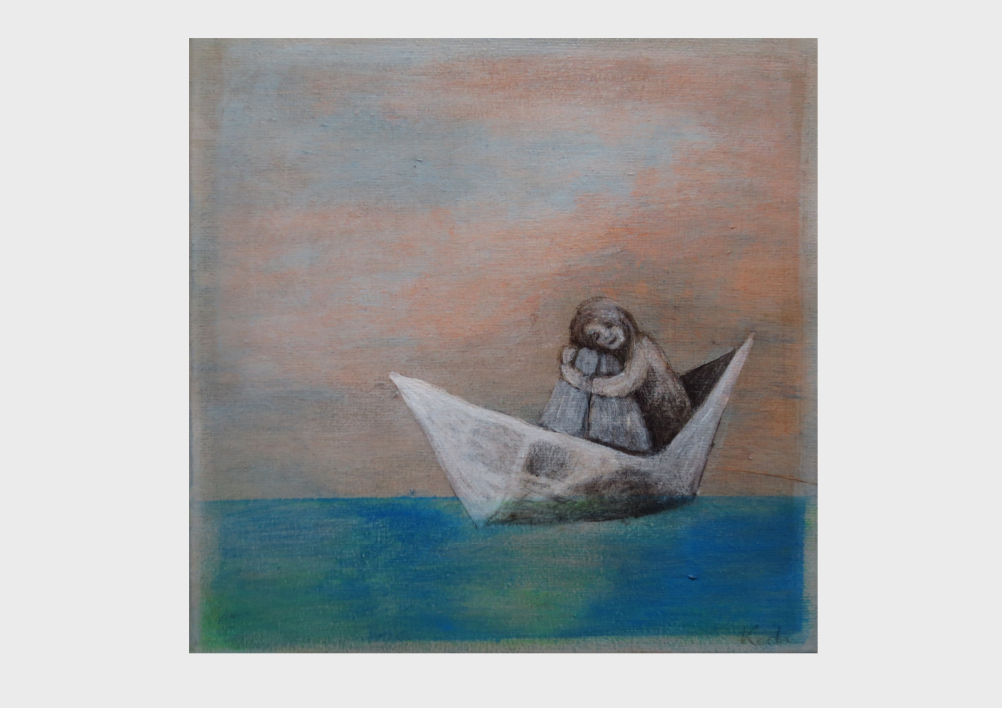 Reise im Papierschiff: Ein kleines Mädchen sitzt in ihrem Boot aus Papier, sie treibt über das türkise und Ozean blaue Meer, vor einem Himmel in orange Tönen.