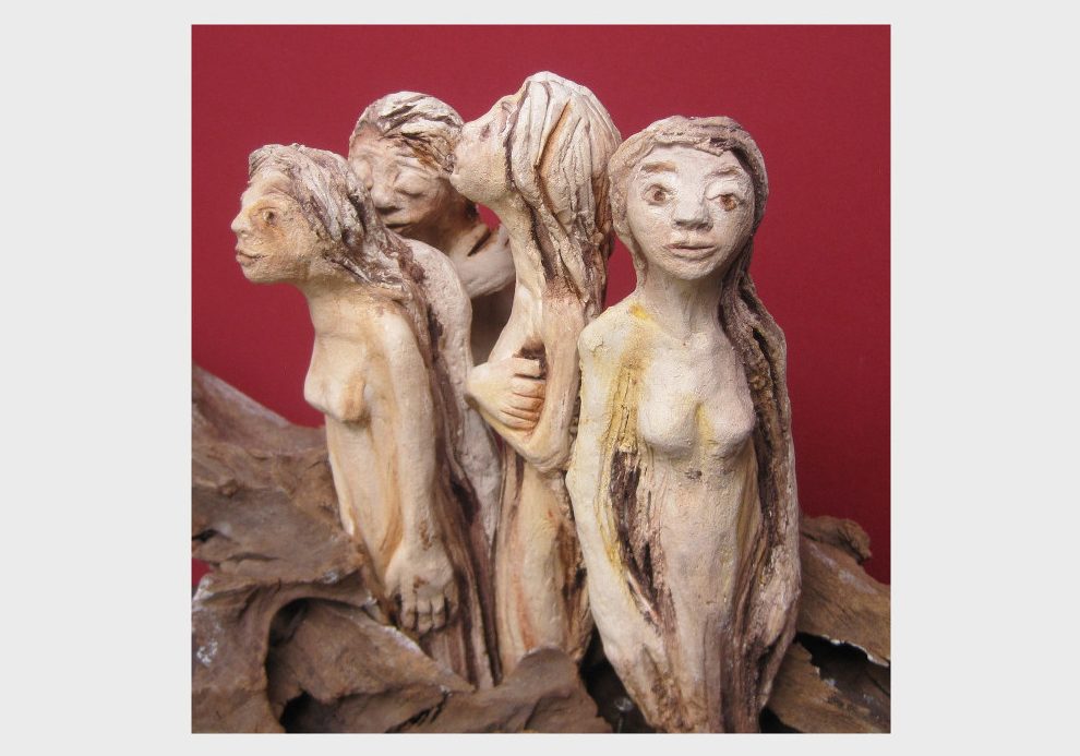 Die verwundbaren, verwunderten, verträumten Frauenwesen werden von einer Wurzel gehalten und geerdet. Skulpturen von Dorothea Koch